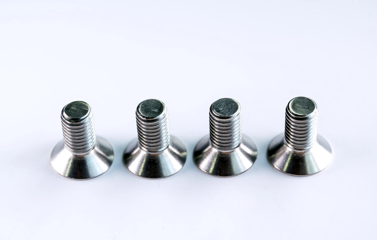 Parafusos auto brocantes em aço inox, ideais para fixação de peças automotivas. Descubra onde utilizá-los para melhor desempenho.